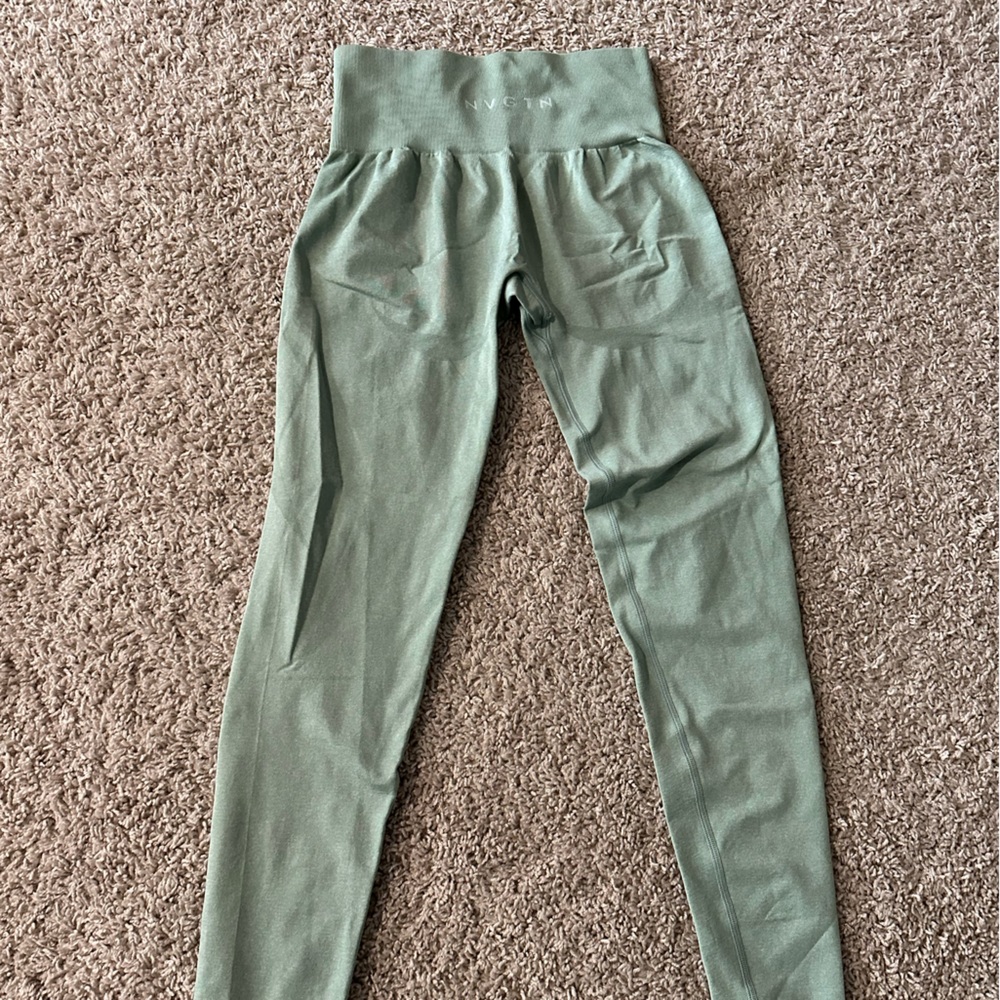 NVGTN Contour seamless leggings sage green size M